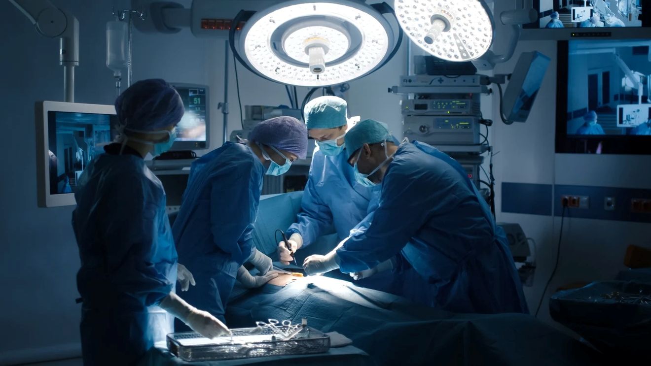 Hernia hiatală netratată se poate transforma în cancer. Medic chirurg: "Cauza principală este obiceiul de a mânca repede, mult şi seara!"