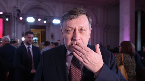 Antonescu: Nu există niciun fel de motiv de tensiune între noi, partidele noastre, guvernul condus de premierul Ciolacu şi poziţiile politice pe care administraţia Trump le are până acum / E nevoie de un supliment de comunicare şi de informare