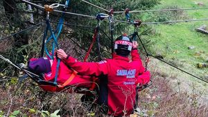 Un parapantist rămas blocat într-un copac a fost recuperat de Salvamont Brașov