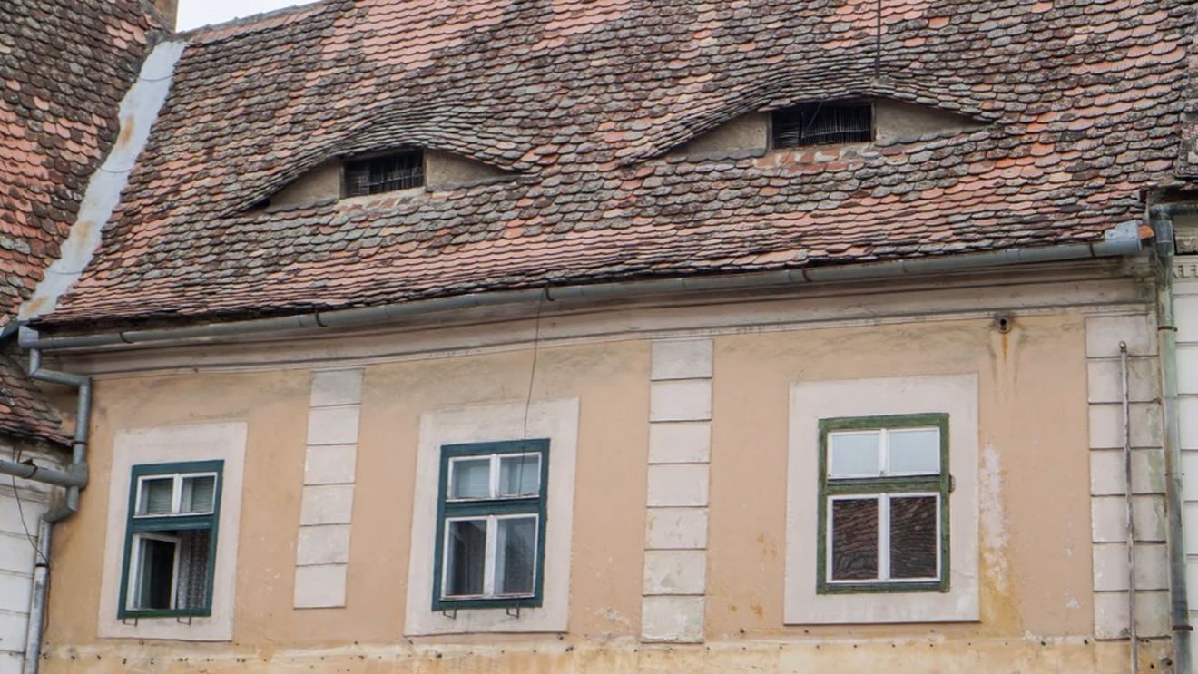 ”Ochii” clădirilor din centrul Sibiului, posibil simbol masonic? / Un tur ghidat prezintă simbolurile ascunse, deși sunt sub ochii tuturor / Pe cea mai veche școală de pe teritoriul României de astăzi apare un mesaj masonic: ”lăcaș pentru cultură, virtute și modele”