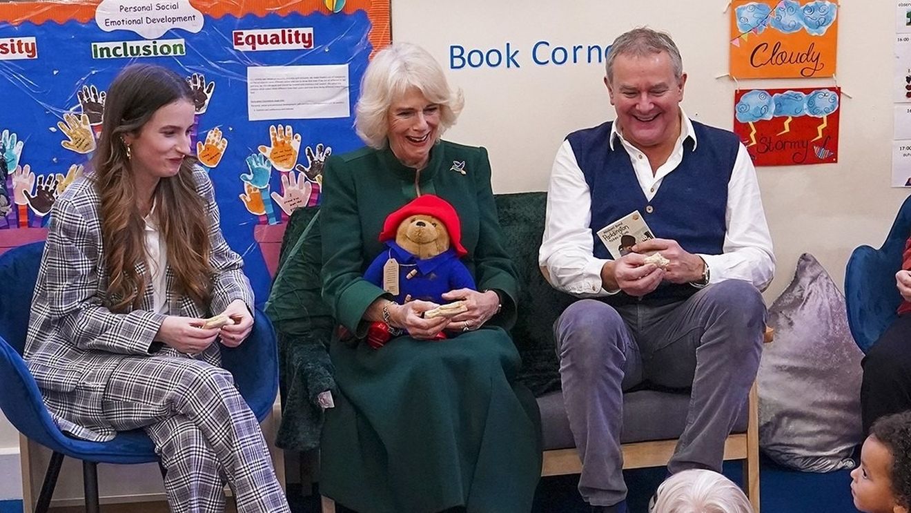 Regina consoartă Camilla a donat zeci de ursuleţi Paddington unei organizaţii de caritate pentru copii / Jucăriile au fost depuse de numeroşi cetăţeni britanici în mai multe spaţii publice în semn de omagiu adus regretatei regine Elisabeta a II-a