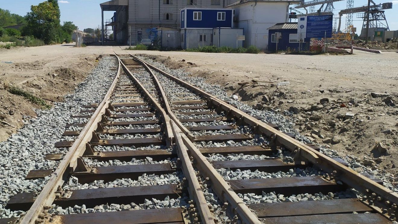 Portul Galați: CFR Infrastructură a redeschis și linia de tren cu ecartament european care permite transportul cerealelor din Ucraina. Circulația feroviară, reluată după 22 de ani