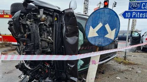 Șapte persoane au fost rănite în urma unui accident de mașină/ Un autoturism s-a răsturnat în urma impactului
