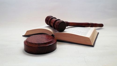 Modificări importante la Codul de procedură penală: Pronunțarea hotărârii să se facă în 30 de zile de la încheierea dezbaterilor, iar motivarea să fie publicată în aceeași zi. Inițiativa, semnată de PNL și USR PLUS, mai prevede că pronunțarea poate fi amânată pentru maximum 90 de zile