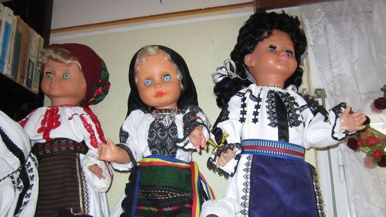 O familie din Sibiu are o colecţie de 300 de păpuşi îmbrăcate în costumele tradiţionale provenite din zeci de sate
