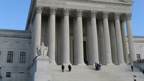 Curtea Supremă americană autorizează provizoriu administraţia Trump să dea transsexualii afară din armată