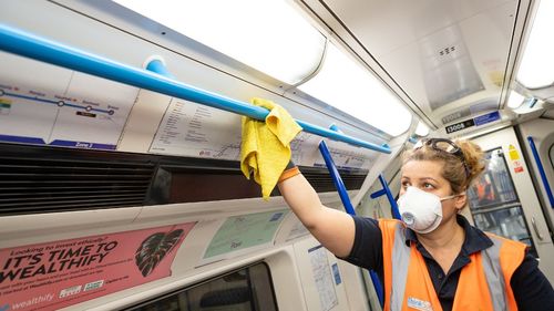 Franța renunță la obligativitatea purtării măștii sanitare în mijloacele de transport în comun