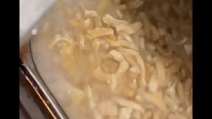 VIDEO Unul dintre cele mai populare restaurante de parastase din Constanța, amendat de OPC din cauza gândacilor și alimentelor expirate/ Cum sunt depozitate fâșiile de burtă de vită pentru ciorbă, considerată delicatesa localului