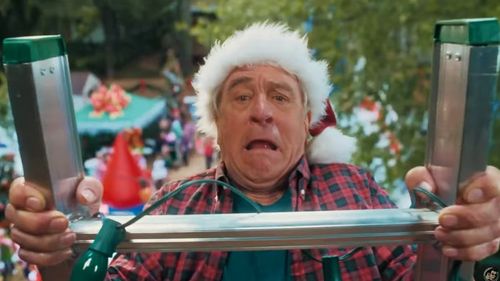 O femeie a fost arestată după ce a pătruns prin efracţie în apartamentul lui Robert De Niro de la New York / Ofiţerii au surprins-o în flagrant în apartament: femeia introducea într-o pungă cadouri luate de sub un brad de Crăciun / De Niro, în vârstă de 79 de ani, a coborât când a auzit zgomote