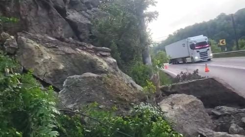 VIDEO Trafic rutier afectat pe DN 7, în județul Vâlcea, zona Călineşti, după ce au căzut pietre pe carosabil