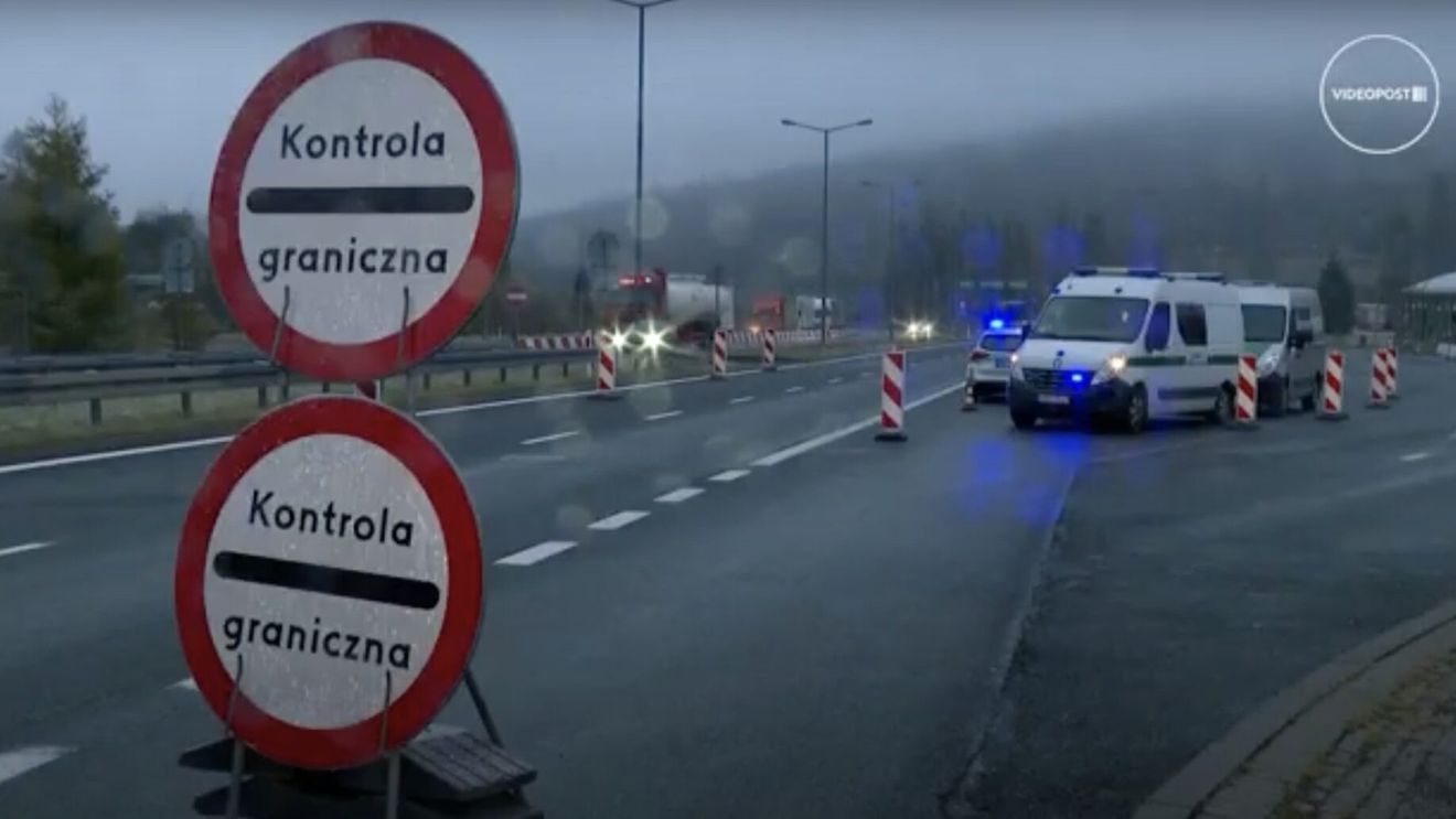 Fermierii polonezi au blocat două importante puncte de trecere a frontierei cu Germania