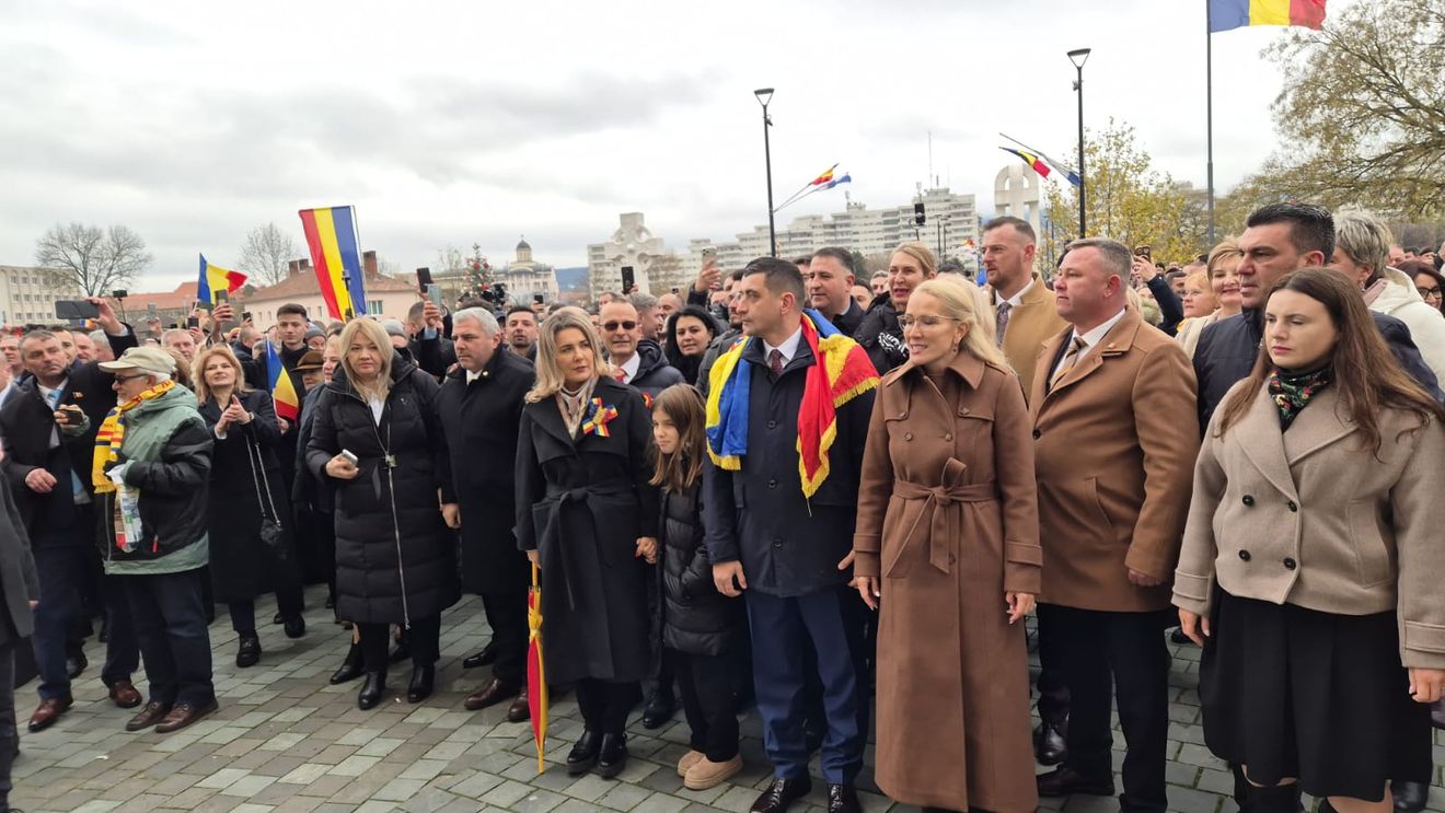 Huiduieli la Alba Iulia. Momentele depunerii de coroane în numele președintelui României, Nicușor Dan, și al USR, fluierate de membrii și simpatizanții AUR