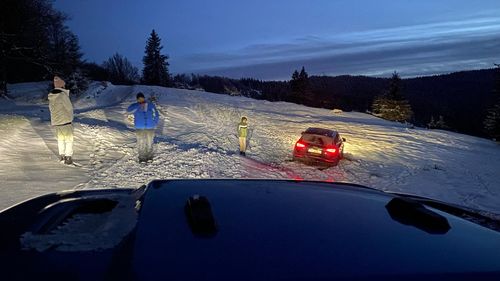 Jandarmii montani au intervenit pentru a scoate din nămeți un autoturism în care se afla o familie cu trei copii, în zona montană Șaua Jigorie / Familia s-a abătut de la drumul principal ca să facă poze