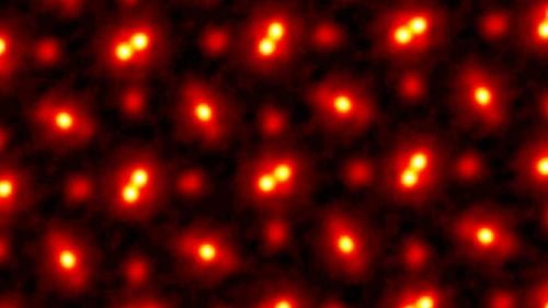 FOTO: Imaginea unor atomi la cea mai mare rezoluție obținută vreodată, realizată de cercetătorii de la Universitatea Cornwell / Explicațiile fizicianului Cristian Presură