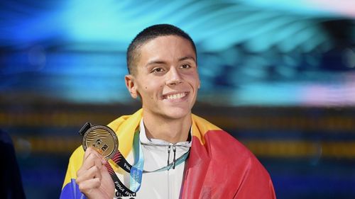 David Popovici a donat medalia de aur de la Mondiale în semn de speranţă pentru copiii bolnavi de cancer / ”Am ales să donez o medalie de suflet (...) pentru ca speranţa să meargă mai departe”