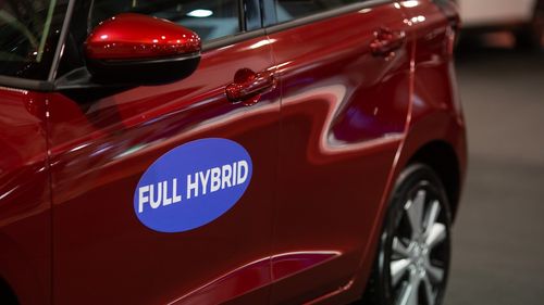 Tranziția auto în Europa, în primele 4 luni ale anului 2025: mașinile hibride (full și mild) domină piața / Unde se află România