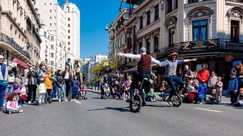 Ce evenimente sunt programate pe Calea Victoriei din București, pietonală în week-end. Spectacole de teatru, muzică și acrobație în centrul Bucureștiului