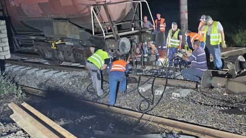 Tren deraiat în Teleorman: Toată cantitatea de benzină care era transportată a fost mutată în alt tren / Angajaţii CFR încearcă să repună pe şine vagoanele şi locomotiva
