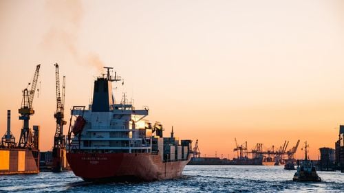 Constructorii auto s-ar putea confrunta cu costuri mai mari din cauza taxelor portuare din SUA, avertizează un important transportator