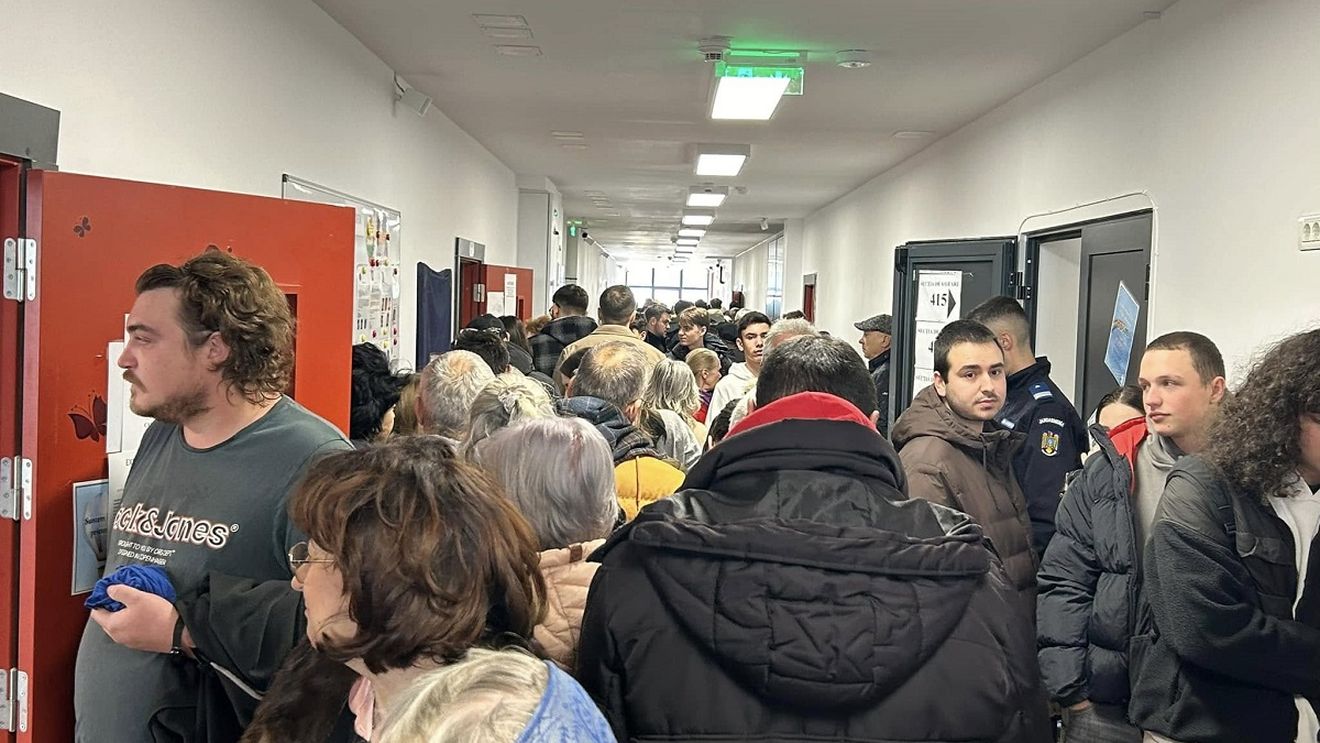 FOTO Cozi la secții de votare din București