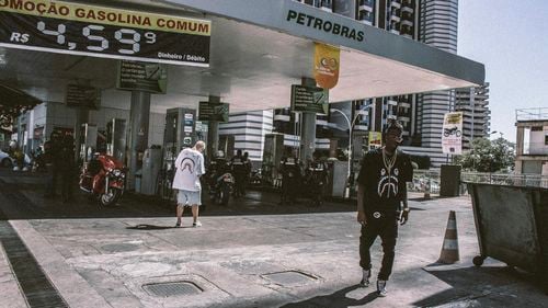 Cum evoluează stilul Streetwear / „În loc să aibă cinci perechi de adidași hype,  modelul aspirațional  (It Girl) poartă acum pantaloni scurți, o pereche de balerini și un tricou Stüssy”