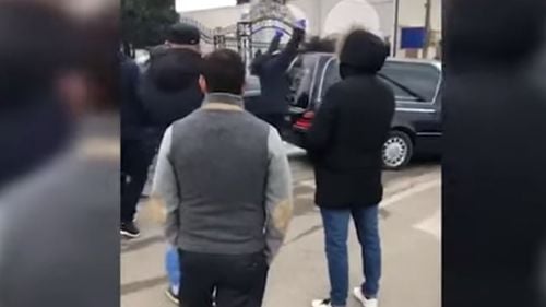 VIDEO Înmormântare cu lăutari, în Lugoj, oraș aflat în carantină/ Polițiștii au împărțit amenzi în valoare de 16.000 de lei