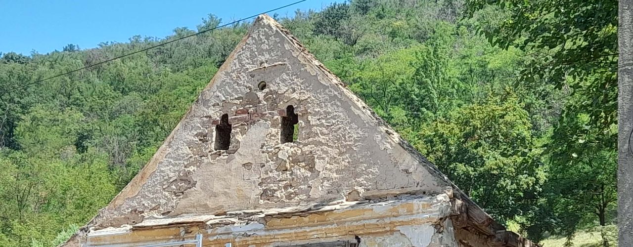 VIDEO FOTO Operațiunea Gârliște. O casă autentică din Banatul Montan, veche de aproape 140 de ani, este mutată la Timișoara