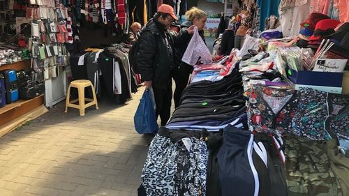 Autoritățile din Dâmbovița vor decide până la finalul săptămânii dacă închid târgurile și piețele din Târgoviște în care nu se respectă distanțarea / Zeci de focare familiale în județ după decizia CCR care a permis refuzarea internării / Solicitare la centru pentru detașarea de medici