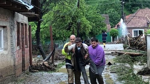 O comună din Alba a fost măturată de ape: 18 persoane salvate de ISU, 10 oameni transportați cu SMURD la spital