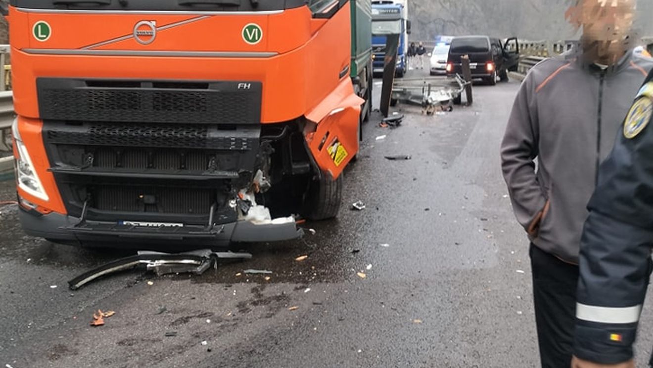 Trafic blocat pe Valea Oltului, în Căciulata, în urma unui accident rutier în care a fost implicat un tir