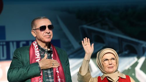 Emirul din Qatar și premierul ungar Viktor Orban l-au felicitat pe ”fratele” Erdogan pentru o victorie ”incontestabilă”, înainte de rezultatele oficiale și la un scor strâns