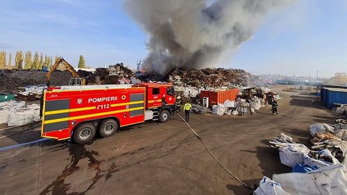 UPDATE Un incendiu puternic a izbucnit la un centru de colectare și reciclare de deșeuri din Chitila/ Ministerul Mediului: Ard 35-40 de tone de echipamente electrice și electronice/ A fost remis mesaj RO-Alert din cauza degajărilor mari de fum/ Suprafața afectată este de 1000 de mp (foto, video)