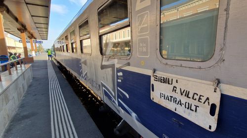 Călătorie cu trenul, pe Valea Oltului: Odată urcat, te lovește mirosul de umezeală, de rânced și stătut / Ușa vagonului e blocată și toți călătorii ocolesc prin capăt