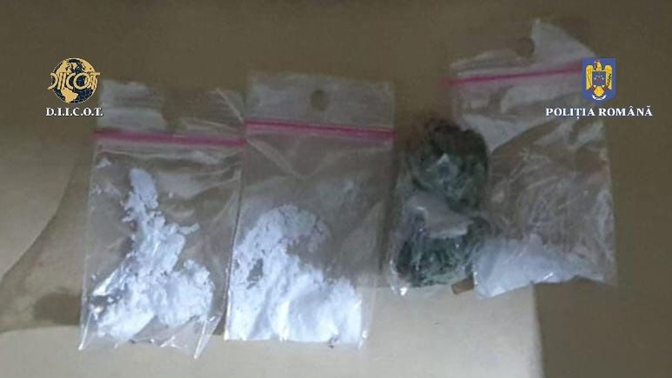 Trei persoane, arestate preventiv în București pentru trafic de droguri de mare risc / Doi dintre suspecţi au intrat cu o macetă în casa celui de-al treilea