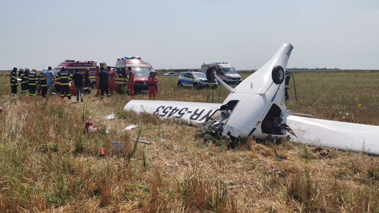 BREAKING Avion privat de mici dimensiuni, prăbușit lângă București, în Chitila: două persoane salvate dintre resturile aeronavei/ Primele imagini