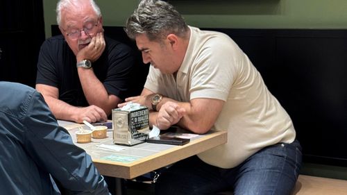 EXCLUSIV VIDEO/ FOTO Șeful Companiei Naționale de Căi Ferate, un apropiat al lui Sorin Grindeanu, surprins cu un ceas Patek Philippe de peste 100.000 de dolari / Discuta cu un coleg de la regionala Timișoara, care etala un Rolex de 10.000 de euro / Ceasurile de lux nu apar în declarațiile de avere  / Ion Alexandru Simu a blocat numărul de telefon al G4Media.ro 