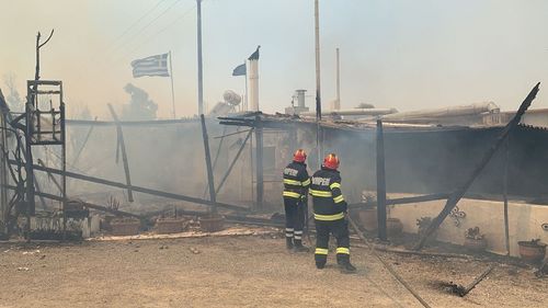 VIDEO Pompierii români au început intervențiile în insula Rodos, unde sunt incendii majore de vegetație care s-au extins la clădiri