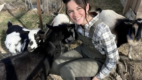 VIDEO I Povestea tinerei de 25 de ani care se pregătește intens pentru sfârșitul lumii. Și-a transformat casa într-un refugiu apocaliptic, are provizii pentru 10 ani, animale și energie solară