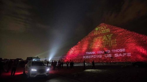 Marea Piramidă din Giza, iluminată pentru a transmite un mesaj dedicat luptei împotriva Covid-19