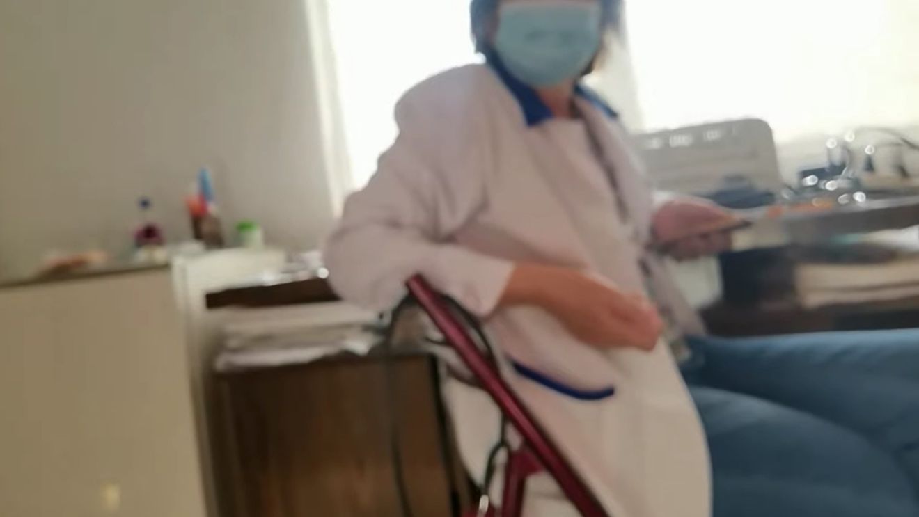 VIDEO Un medic de familie din Dolj refuză să prescrie tratament unor bolnavi de Covid / Discuție cu Monitorul Oficial în față pentru a vedea care e procedura / Medicul a recomandat supa de pui