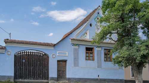 Publicație britanică: Un sat din Transilvania strălucește sub patronajul noului monarh britanic / Localnic: Viscri era un sat uitat de lume, și acum căsuțele se vând cu peste 40.000 de euro!