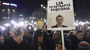 Ziua 4 de proteste: Mii de persoane în Piața Victoriei / „Nicușoare, nu mai sta, apără justiția”, „Lia, Lia, te sună pușcăria”, „Jos Predoiu!”, „Jos Voineag!” / Stere Gulea, Mircea Cărtărescu și Tudor Chirilă, între participanți / Proteste în mai multe orașe din țară și la Londra
