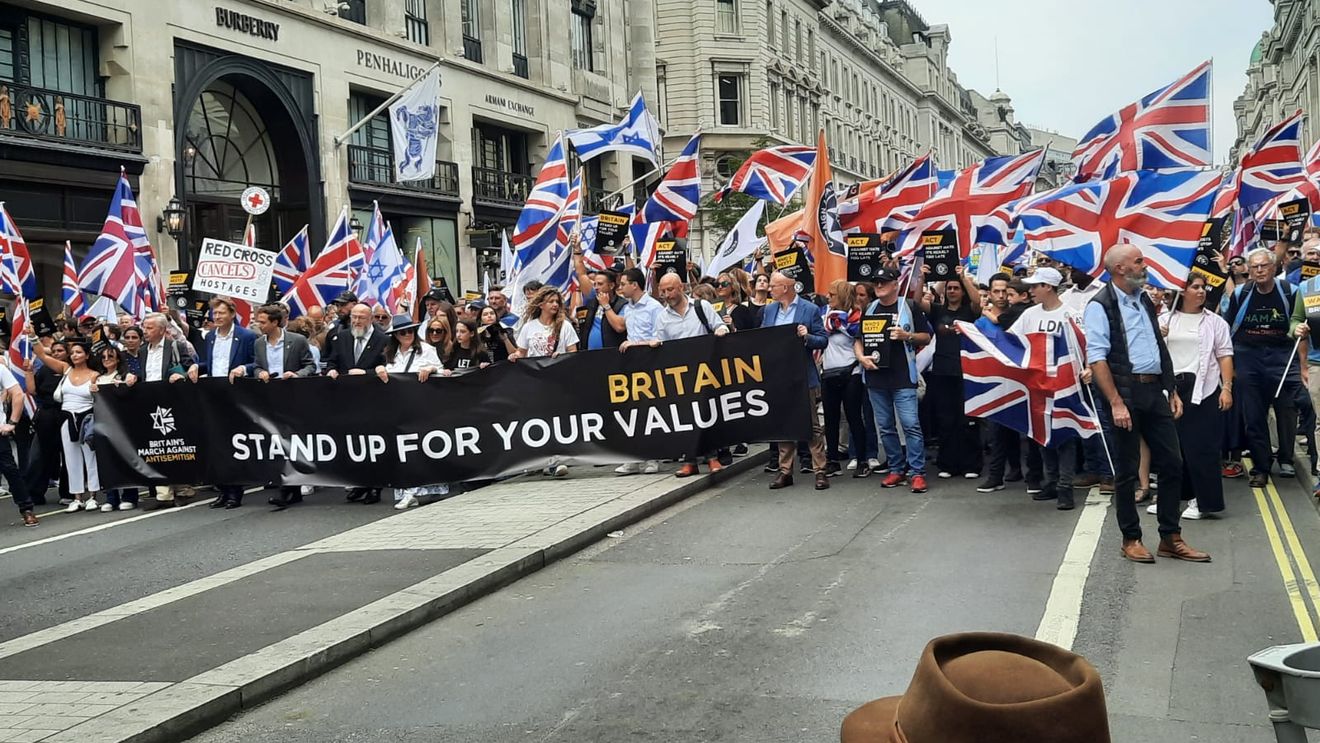GALERIE FOTO/VIDEO Marș împotriva antisemitismului la Londra cu mesaje precum „Ajunge” sau ”Apără-ți valorile”