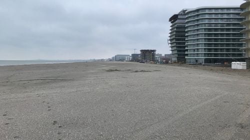 Plaja din Mamaia, afectată din nou de „cliffing”, un fenomen natural specific sezonului rece / Până vara viitoare, toate plajele de pe litoral vor fi lărgite cu bani europeni