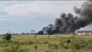 VIDEO Incendiu puternic pe Centura Ploieștiului / Un tir a luat foc la câțiva metri distanță de o benzinărie Lukoil