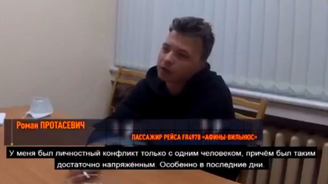 VIDEO Noi imagini cu Roman Protasevici în arest, difuzate de televiziunea națională din Belarus