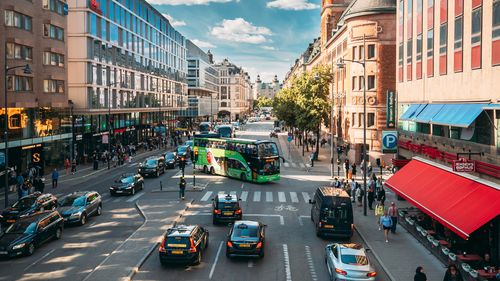 Zece răniţi, dintre care unul grav, după ce un autobuz a intrat într-o clădire din Stockholm