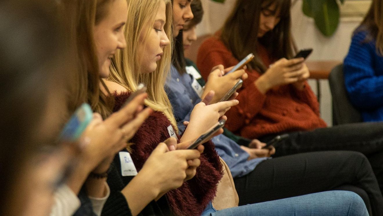 Telefoanele mobile, interzise în școlile din Anglia pentru elevi, inclusiv în pauze, anunță Guvernul britanic
