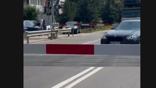 VIDEO Un șofer a fost filmat când ignoră bariera coborâtă la o trecere la nivel cu calea ferată din Piteşti / A fost identificat și sancționat