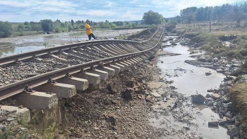 Calea ferată între Galați și Bârlad, distrusă pe o porțiune de aproape nouă kilometri de inundațiile din 2024, este în continuare inoperabilă / Nu sunt bani pentru demararea lucrărilor de refacere a infrastructurii feroviare / 2.000 de oameni au fost nevoiți să găsească mijloace alternative de transport